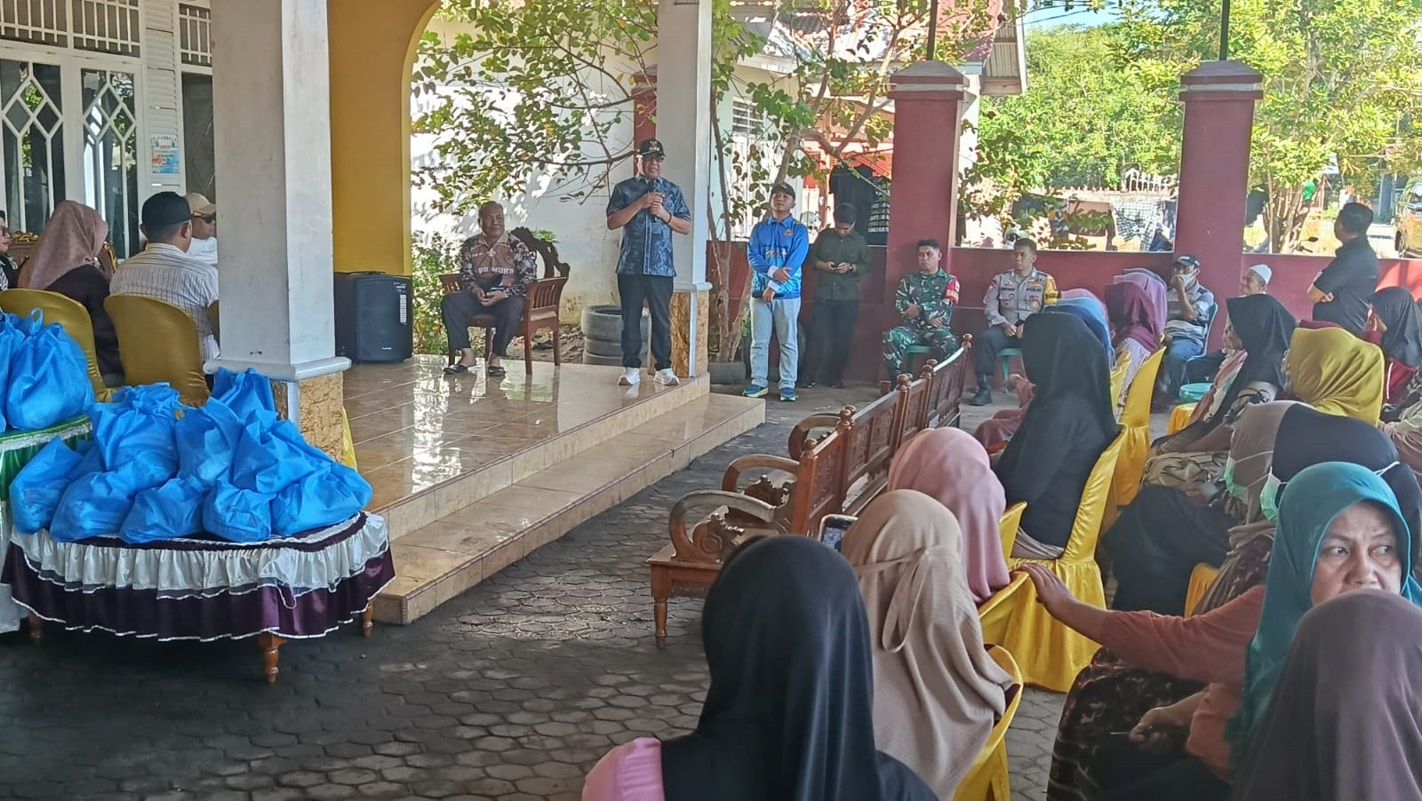 Babinsa Koramil 1315-02/Limboto Hadiri Penyerahan 360 Bingkisan Sembako Presiden Prabowo Kepada Warga Kelurahan Hunggaluwa Oleh Bupati