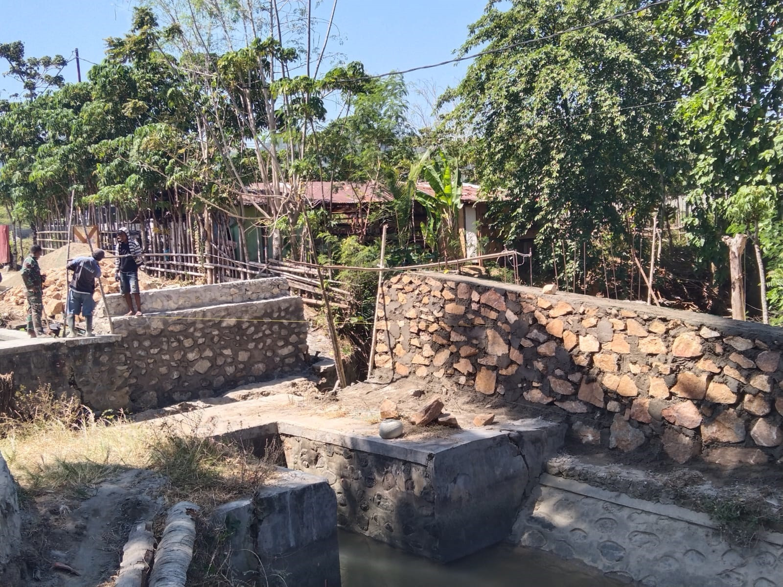 Pembangunan Pondasi Jembatan Garuda Berlanjut, Personel Koramil 1315-04/Tibawa Hadir Dukung Kelancaran Pekerjaan Desa Tolotio