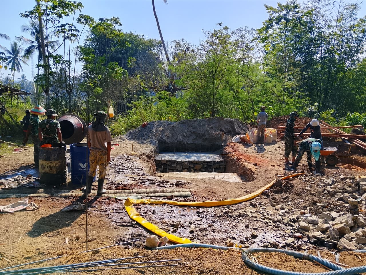 Koramil 1315-05/Boliyohuto Kawal Pemasangan Batu Pondasi Tiang Pilon Jembatan Garuda Untuk Tingkatkan Akses Masyarakat Iloheluma