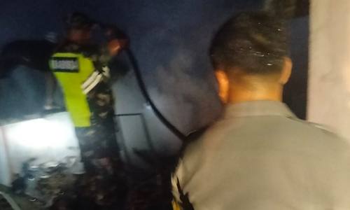 Kebersamaan di Tengah Bencana, Babinsa Bantu Padamkan Api di Rumah Warga Desa Tamaila