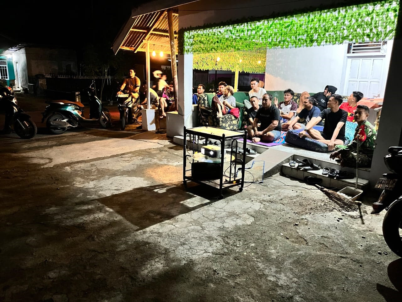 Nonton Bareng Piala Dunia Babinsa Koramil 1315-03/Tabongo Perkuat Komunikasi Sosial Bersama Warga Desa Luluo