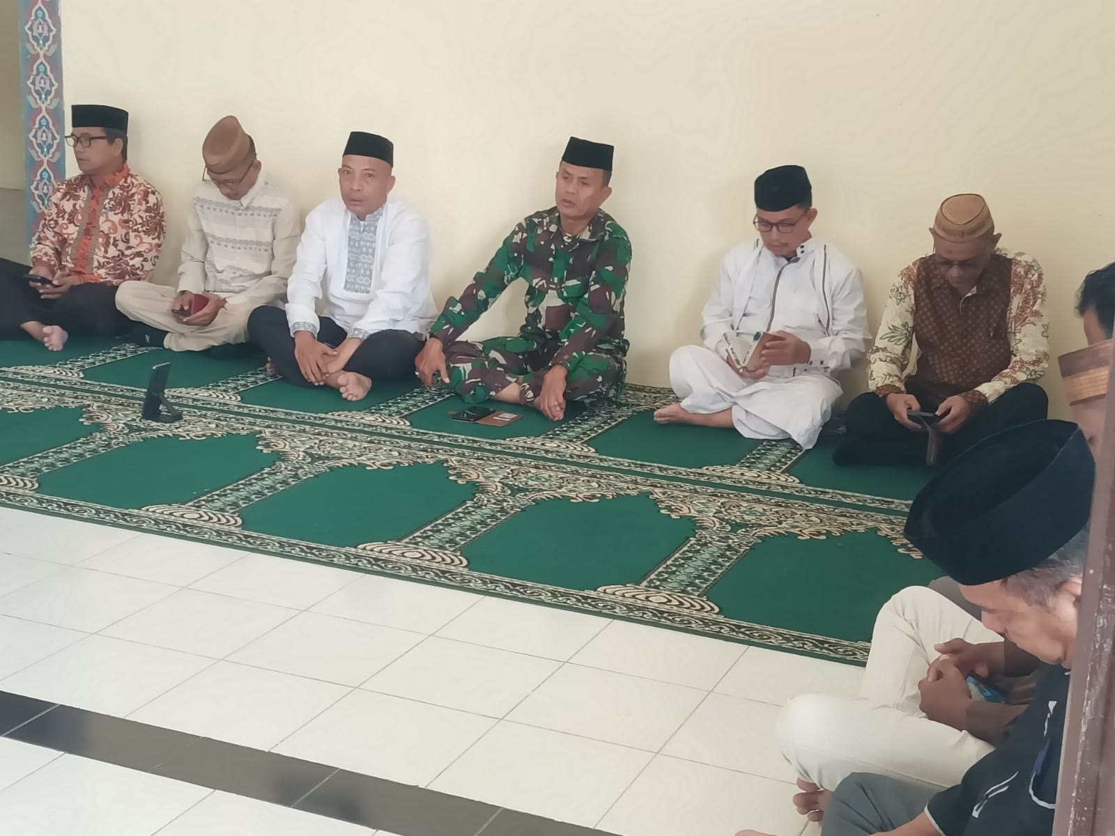 Danpos Koramil 1315-04/Tibawa Hadiri Yasinan Bersama Navigasi Islam Perkuat Silaturahmi Masyarakat Di Masjid Ar-Raudha