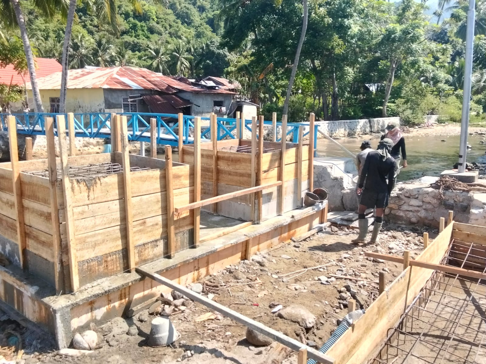 Anggota Koramil 1315-03 Tabongo Bersama Warga Percepat Pembangunan Jembatan Perintis Gantung Garuda Demi Akses Lancar Masyarakat