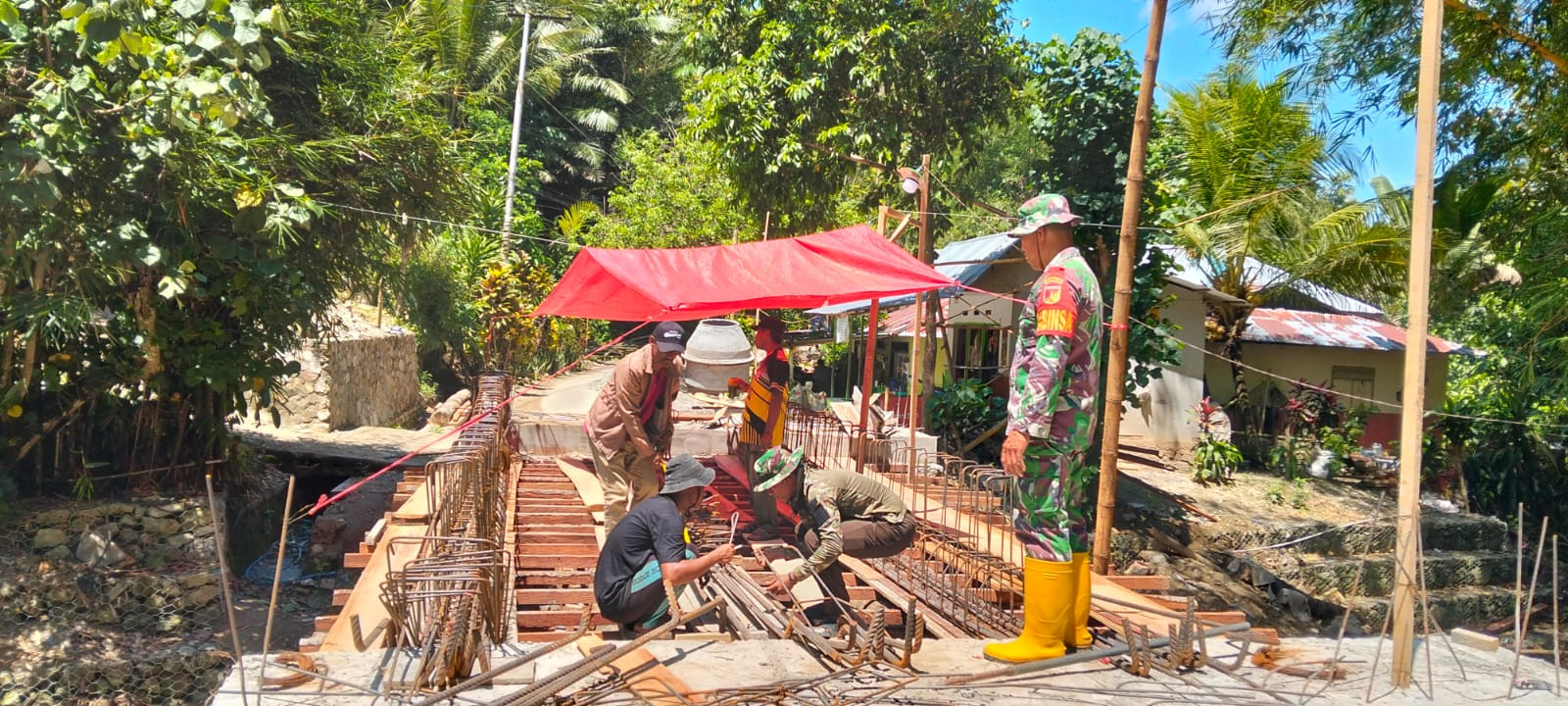 Personel Koramil 1315-01 Telaga Aktif Pantau Dan Bantu Pembangunan Jembatan Gantung Perintis Desa Ulapato B Tahap Gelagar Beton