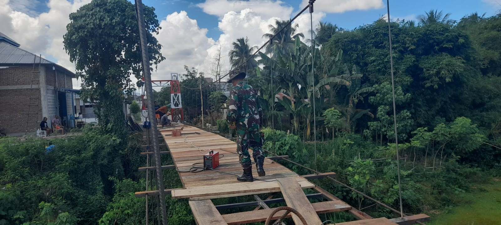 Pendampingan Koramil Limboto Percepat Pekerjaan Jembatan Perintis Garuda Yang Kini Hampir Rampung Sepenuhnya