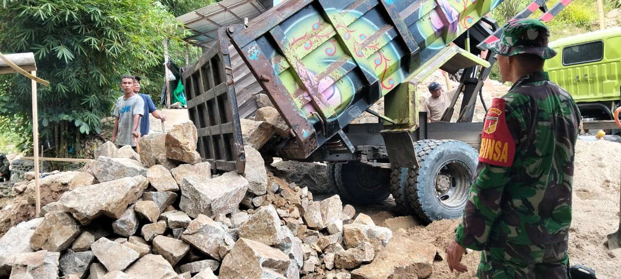 Pendampingan Babinsa Koramil Telaga Pastikan Distribusi Material Lancar Demi Penyelesaian Jembatan Perintis Garuda Tepat Waktu