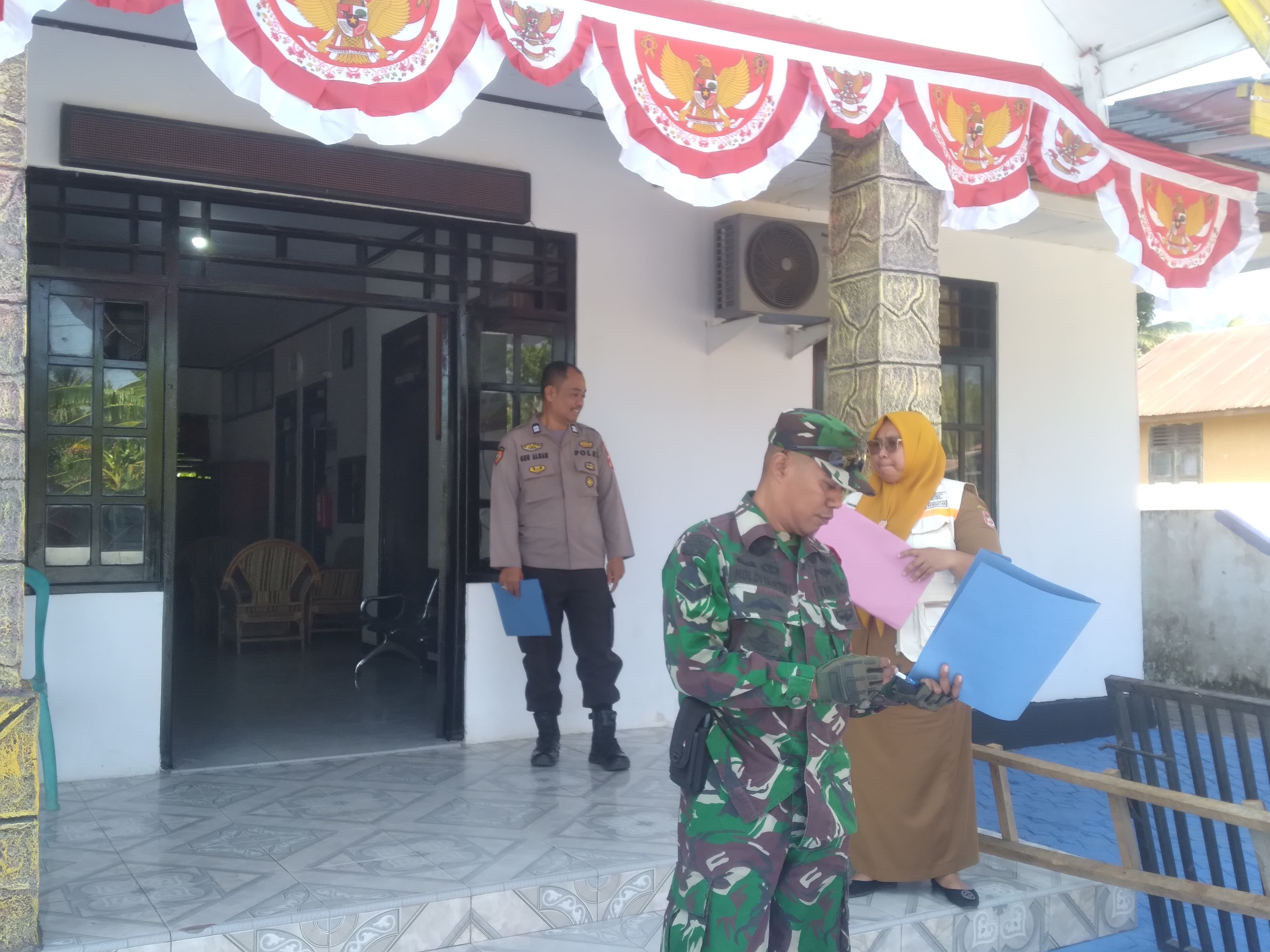 Personel Koramil Tabongo Dukung Penilaian Kebersihan Dan Keindahan Lingkungan Kecamatan Batudaa Sambut Kemerdekaan Indonesia Ke-81