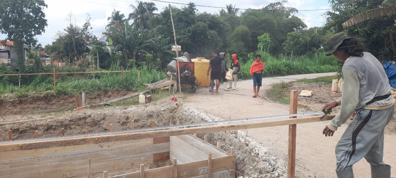 Personel Koramil 1315-02 Limboto Bersama Warga Tuntaskan Pembangunan Jembatan Gantung Garuda Impian Masyarakat