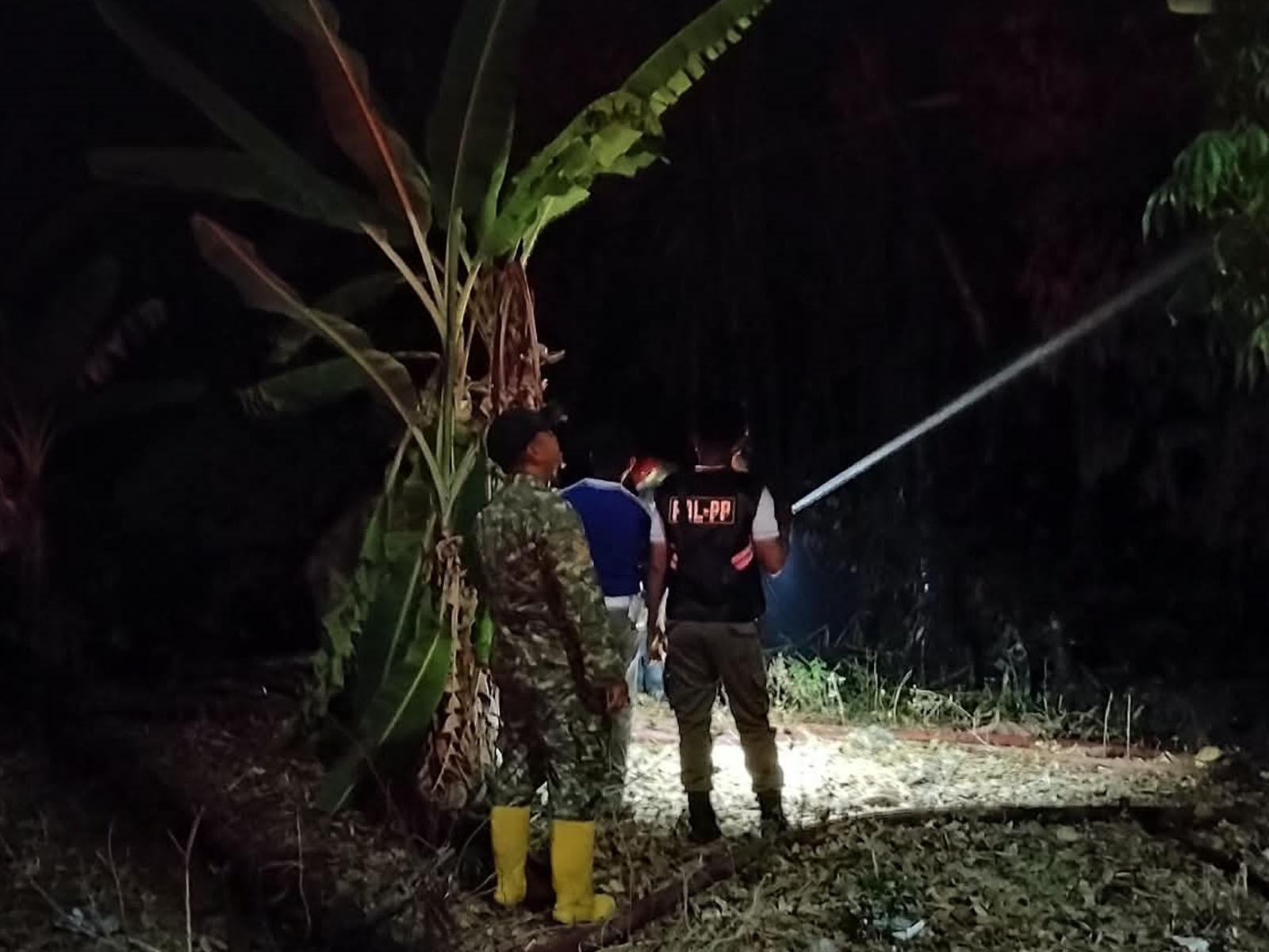 Gerak Cepat Koramil 1315-02/Limboto Bersama Aparat Gabungan Padamkan Kebakaran Kebun Warga Polohungo