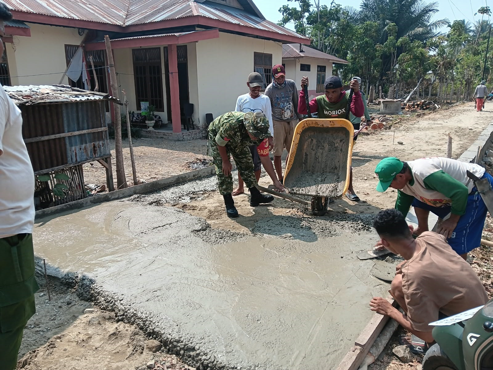 Perkuat Gotong Royong, Babinsa Koramil 1315-02/Limboto Bersama Pemerintah Desa Cor Jalan untuk Kepentingan Warga
